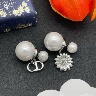 Dior Double Pearl CD Logo et boucles d'oreilles florales pendantes