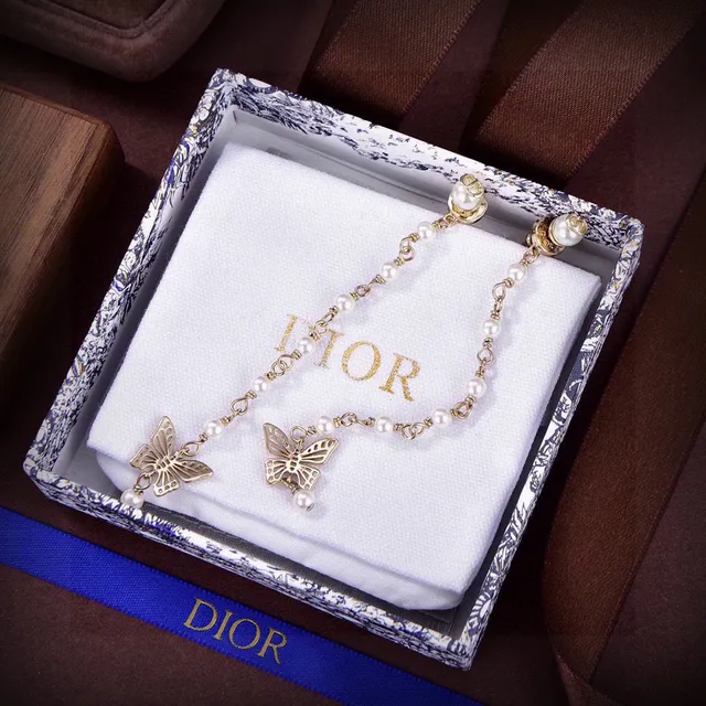 Boucles d'oreilles Dior doré perle et papillon charme goutte 3