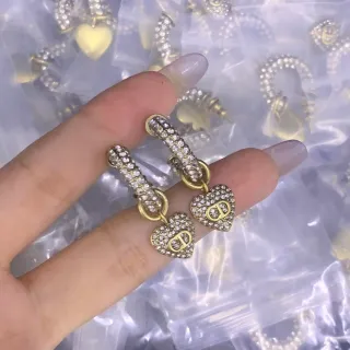أقراط معلقة بديور (Dior) ذهبي شفاف مغطى بكريستالات بافيه تعليقة قلب