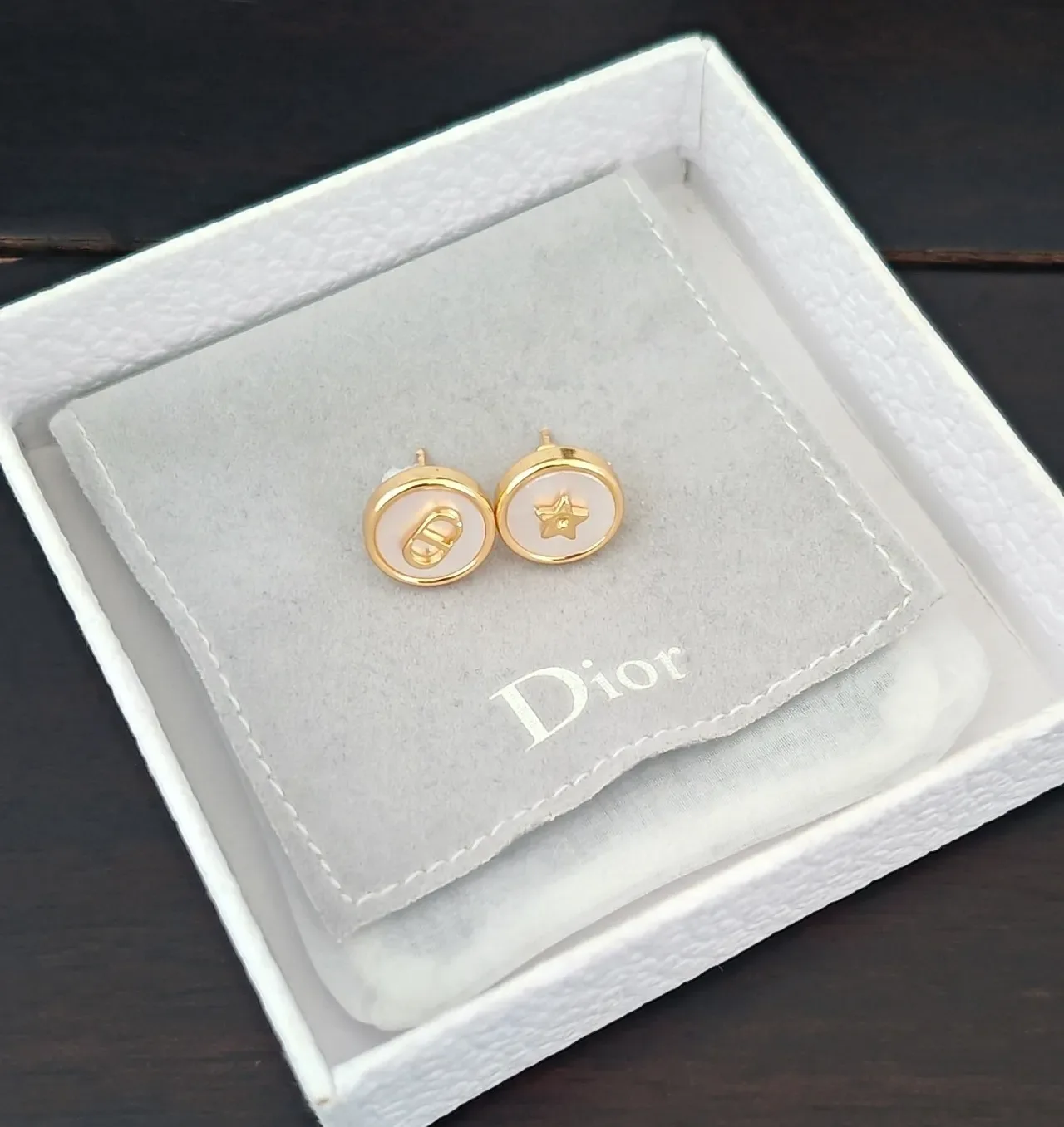 Dior সোনালী সাদা মাদার অফ পার্ল ইনলেয় কানের দুল 4