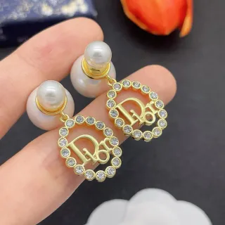 Dior أقراط لؤلؤ أبيض وذهبي مع بروش