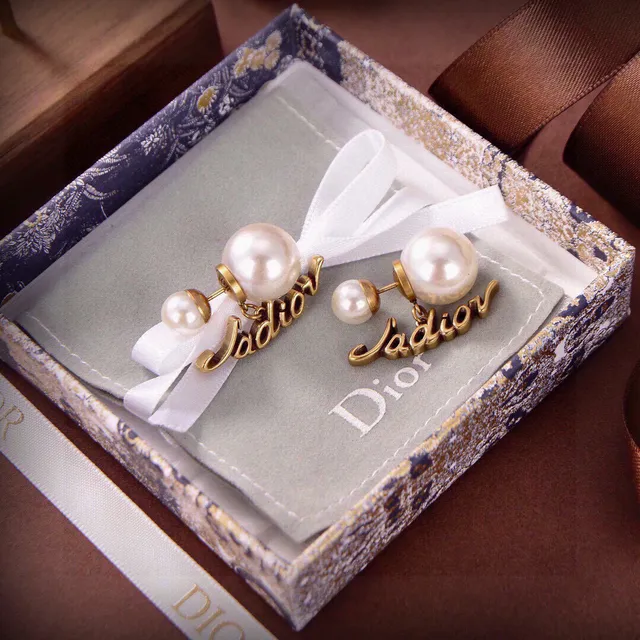 Dior J'adior মুক্তা এবং সোনালি টোন স্ক্রিপ্ট কানের দুল 3