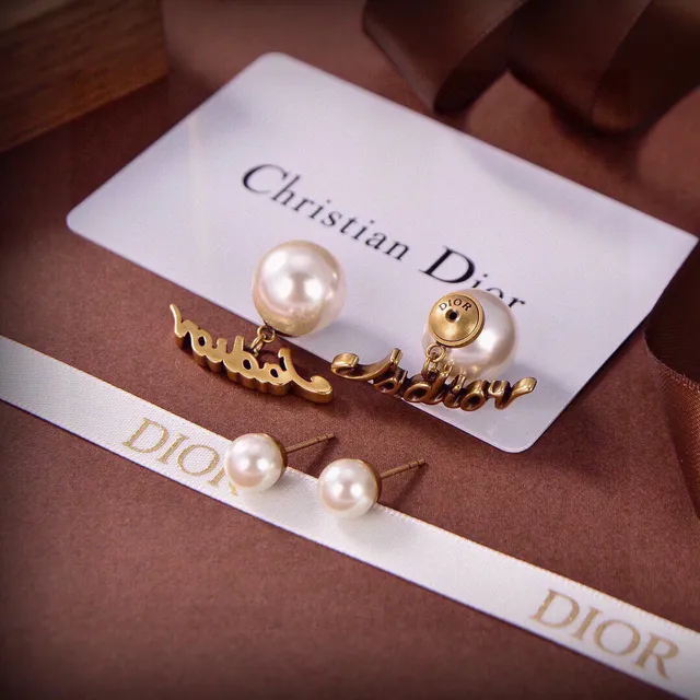 Dior J'adior মুক্তা এবং সোনালি টোন স্ক্রিপ্ট কানের দুল 4