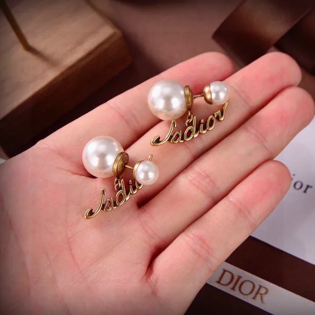 Dior J'adior মুক্তা এবং সোনালি টোন স্ক্রিপ্ট কানের দুল 5