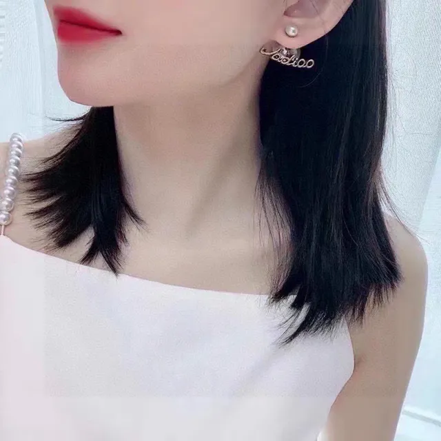 Dior J'adior মুক্তা এবং সোনালি টোন স্ক্রিপ্ট কানের দুল 7