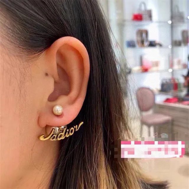 Dior J'adior মুক্তা এবং সোনালি টোন স্ক্রিপ্ট কানের দুল 9
