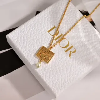 Dior Miss सلسلة ذهبية وبيضاء مع قطع مربعة معلقة