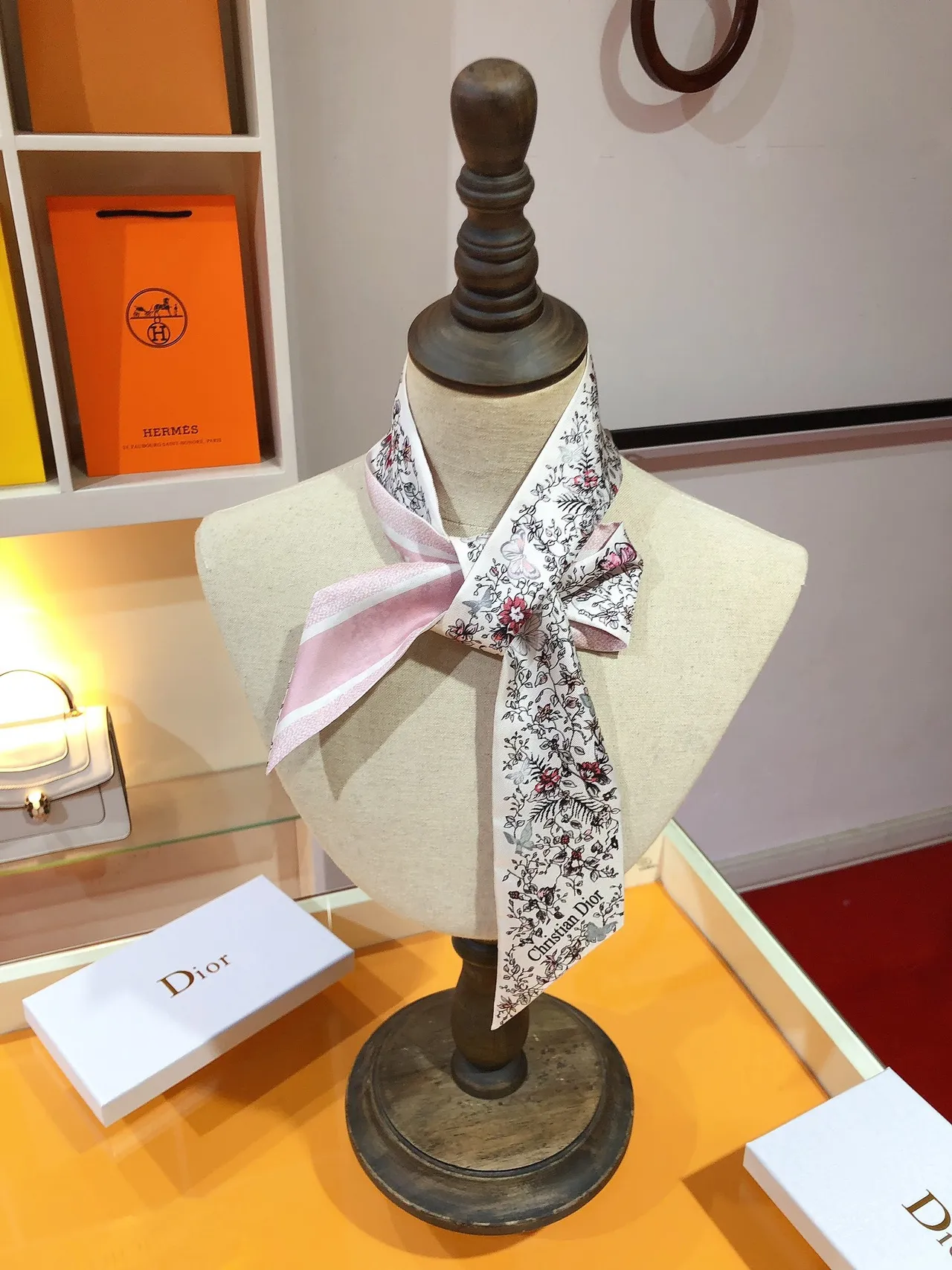 Dior Mit zah সাদা গোলাপি ফুল ও বাটারফ্লাই প্রিন্ট টেপারড এন্ডস সিল্ক স্কার্ফ 2