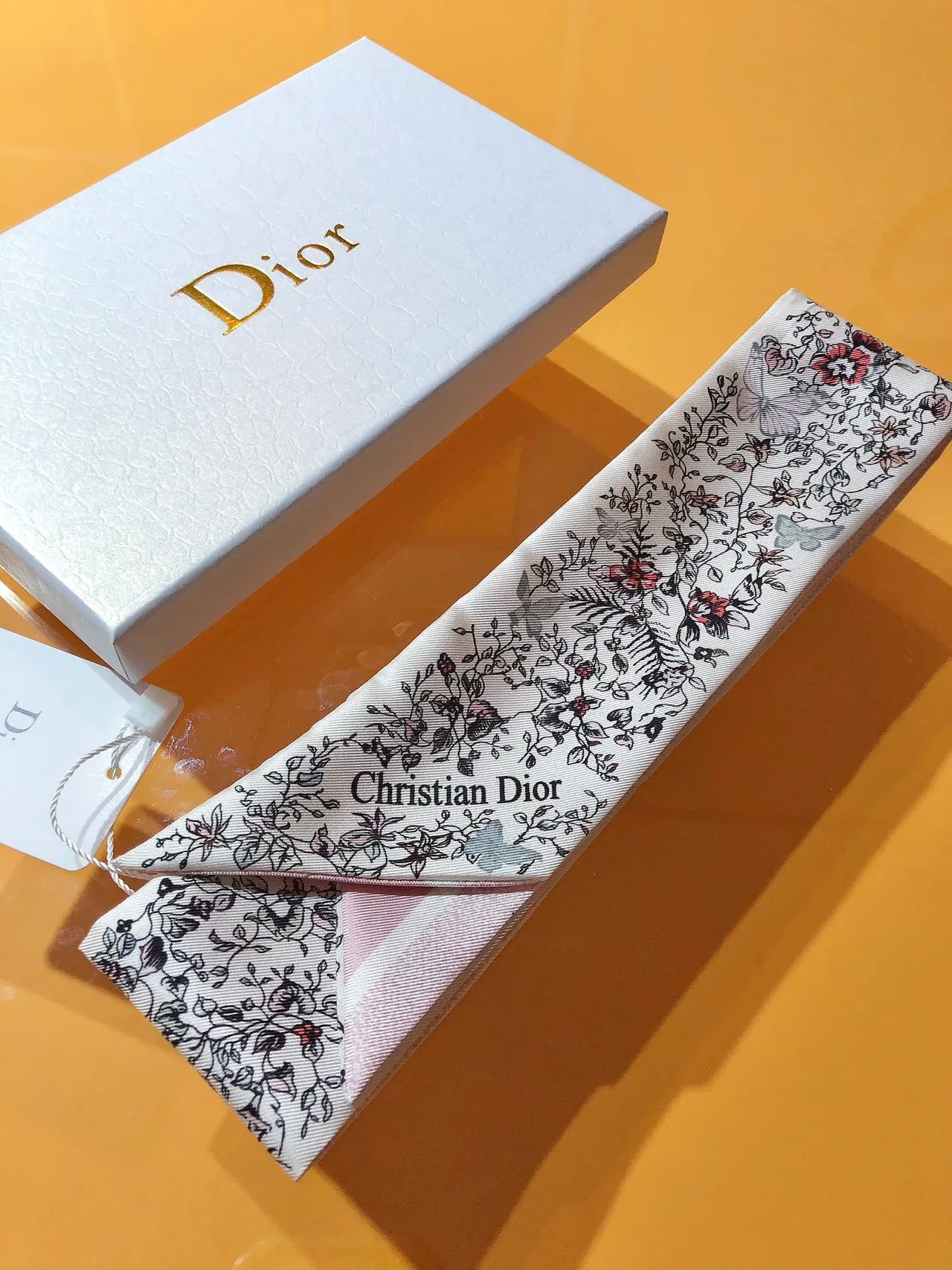 Dior Mit zah সাদা গোলাপি ফুল ও বাটারফ্লাই প্রিন্ট টেপারড এন্ডস সিল্ক স্কার্ফ 3
