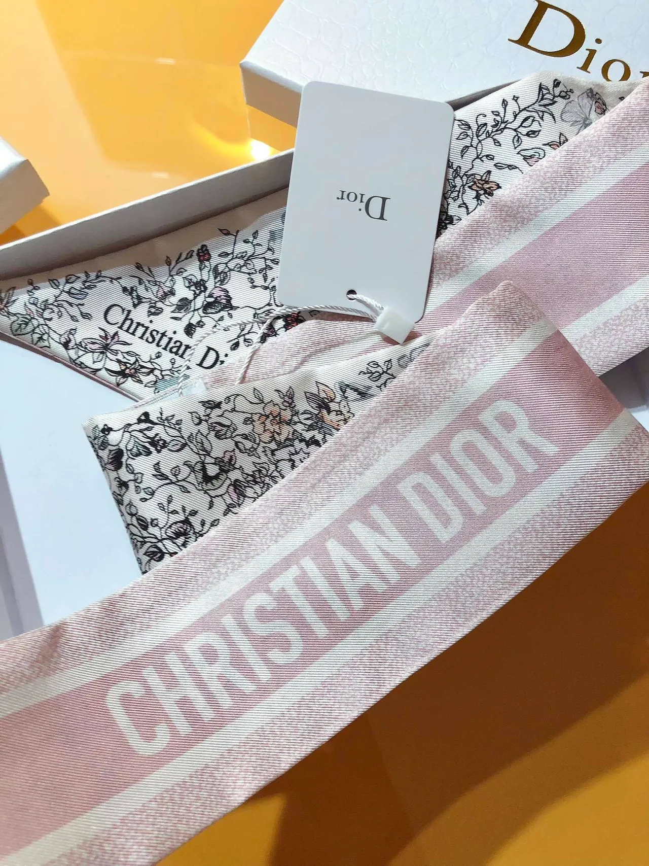 Dior Mit zah সাদা গোলাপি ফুল ও বাটারফ্লাই প্রিন্ট টেপারড এন্ডস সিল্ক স্কার্ফ 4