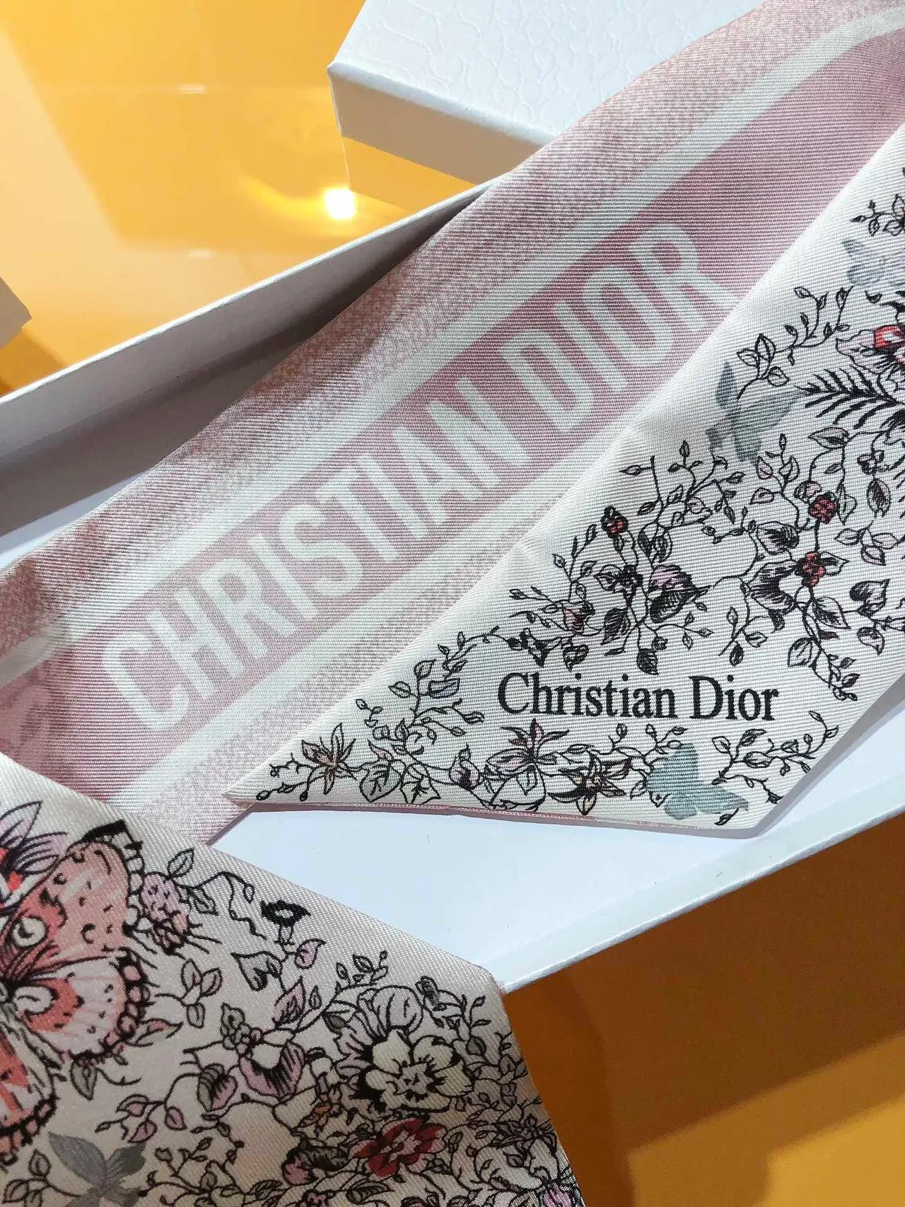 Dior Mit zah সাদা গোলাপি ফুল ও বাটারফ্লাই প্রিন্ট টেপারড এন্ডস সিল্ক স্কার্ফ 5