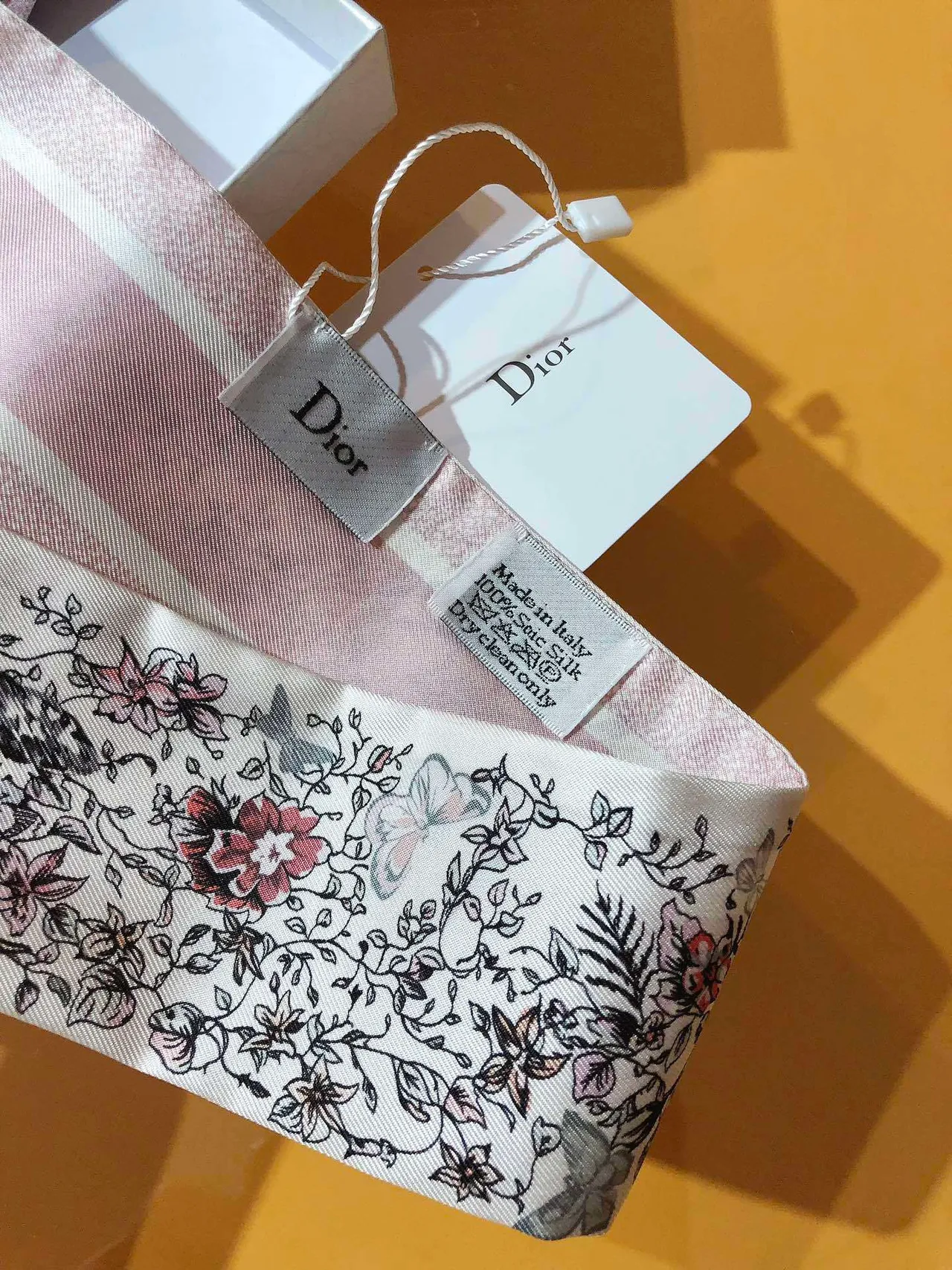 Dior Mit zah সাদা গোলাপি ফুল ও বাটারফ্লাই প্রিন্ট টেপারড এন্ডস সিল্ক স্কার্ফ 6