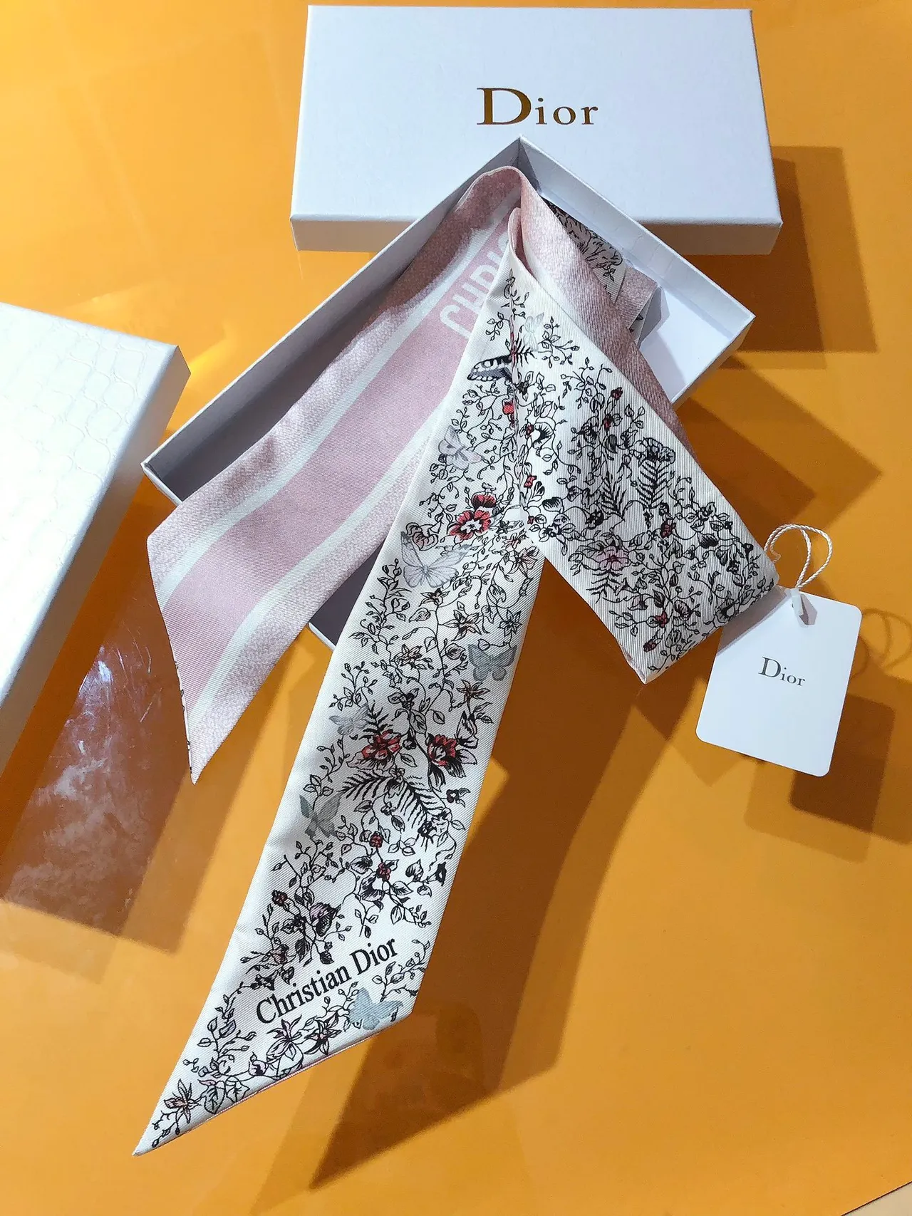 Dior Mit zah সাদা গোলাপি ফুল ও বাটারফ্লাই প্রিন্ট টেপারড এন্ডস সিল্ক স্কার্ফ 7