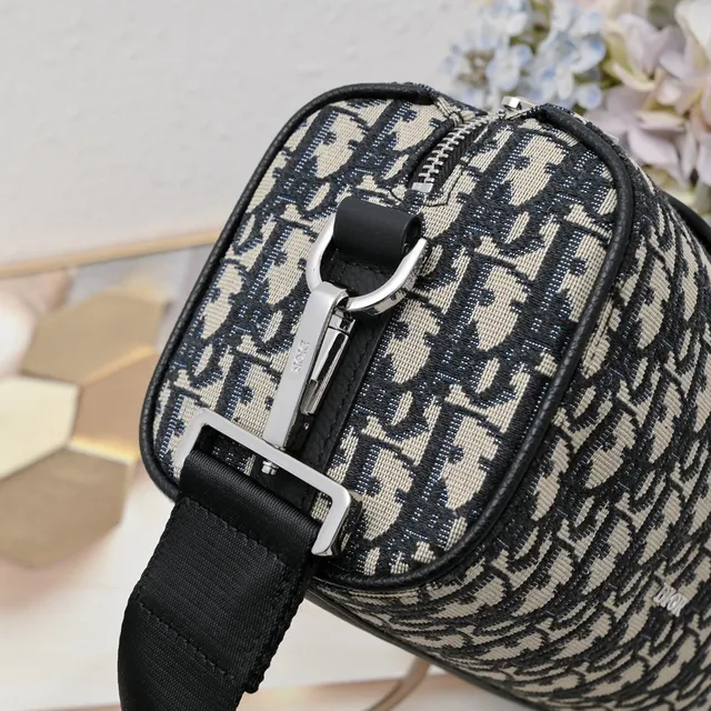 Dior सैडल ग्रे ब्लैक सिलिंड्रिकल बैरल सिल्हूट मोनोग्राम जैक्वार्ड फैब्रिक सैडल बैग 4