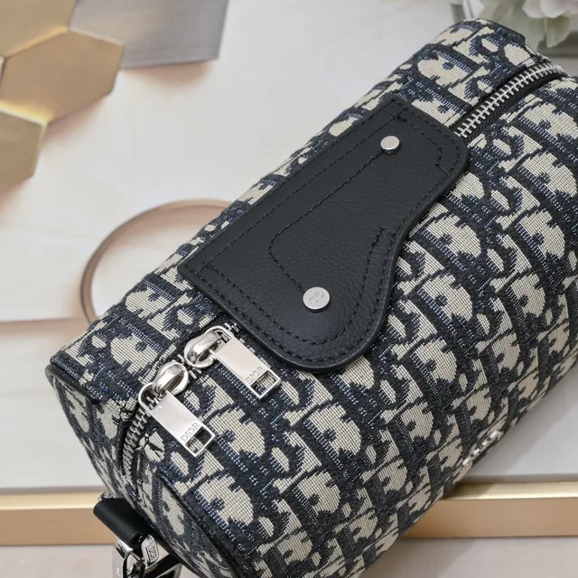 Dior सैडल ग्रे ब्लैक सिलिंड्रिकल बैरल सिल्हूट मोनोग्राम जैक्वार्ड फैब्रिक सैडल बैग 5