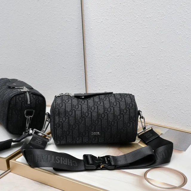 Dior सैडल ग्रे ब्लैक सिलिंड्रिकल बैरल सिल्हूट मोनोग्राम जैक्वार्ड फैब्रिक सैडल बैग 19