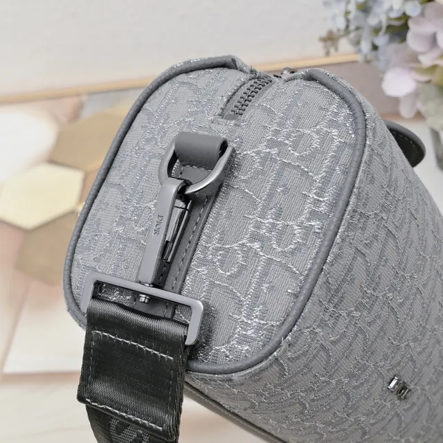 Dior सैडल ग्रे ब्लैक सिलिंड्रिकल बैरल सिल्हूट मोनोग्राम जैक्वार्ड फैब्रिक सैडल बैग 23
