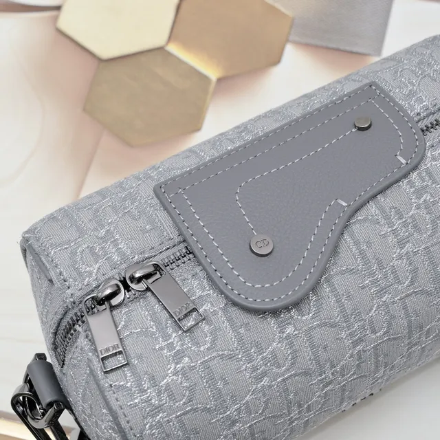 Dior सैडल ग्रे ब्लैक सिलिंड्रिकल बैरल सिल्हूट मोनोग्राम जैक्वार्ड फैब्रिक सैडल बैग 24
