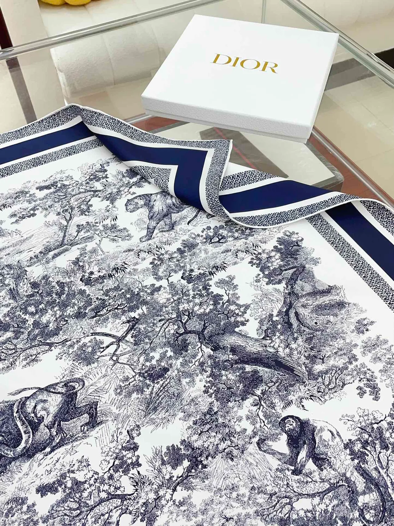 Bufanda de seda con impresión Toile de Jouy de Dior en navy y blanco 6