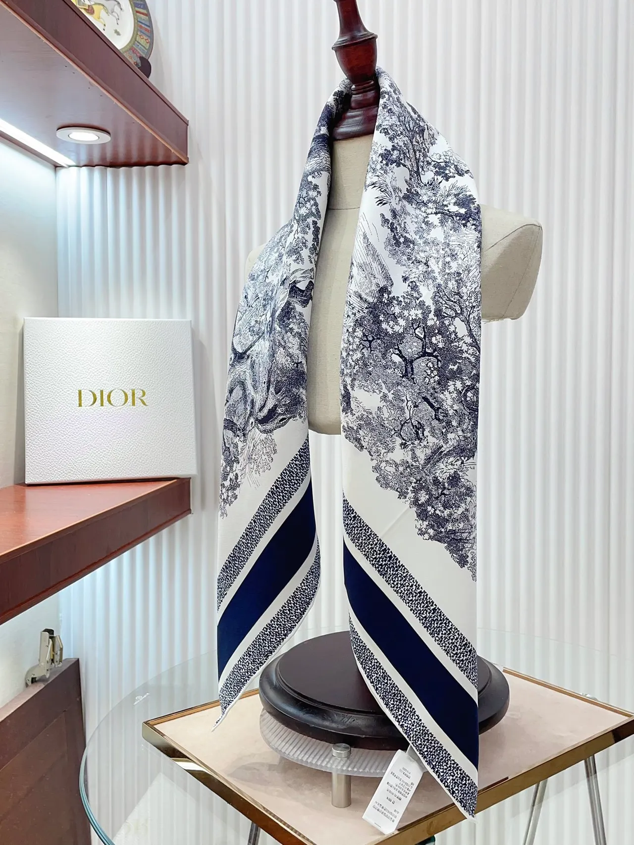 Bufanda de seda con impresión Toile de Jouy de Dior en navy y blanco 8