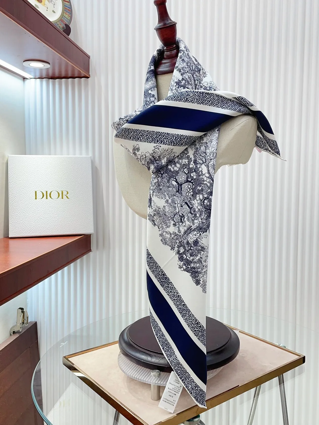 Bufanda de seda con impresión Toile de Jouy de Dior en navy y blanco 9