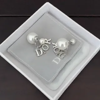 Boucles d'oreilles Dior Perle Blanche Argent Goutte Logo Charm