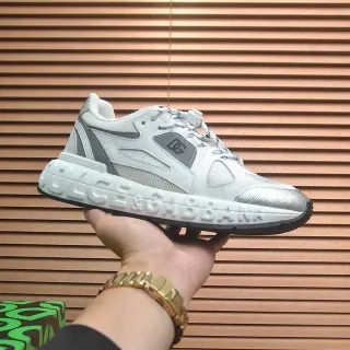 Dolce & Gabbana Chaussures Chunky Blances Argent Soles Médianes Gravées Lettrage de marque