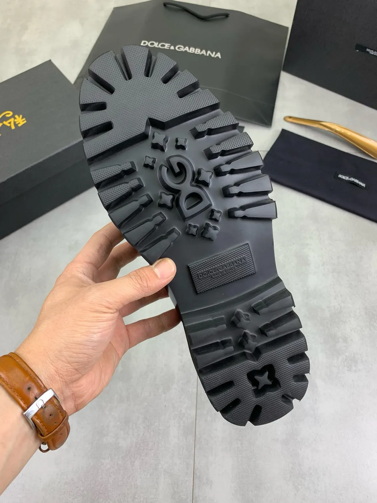 Dolce & Gabbana Portofino Preto Dourado Brilhante Couro Patentado Tira de Metal com Placa Loafer 3
