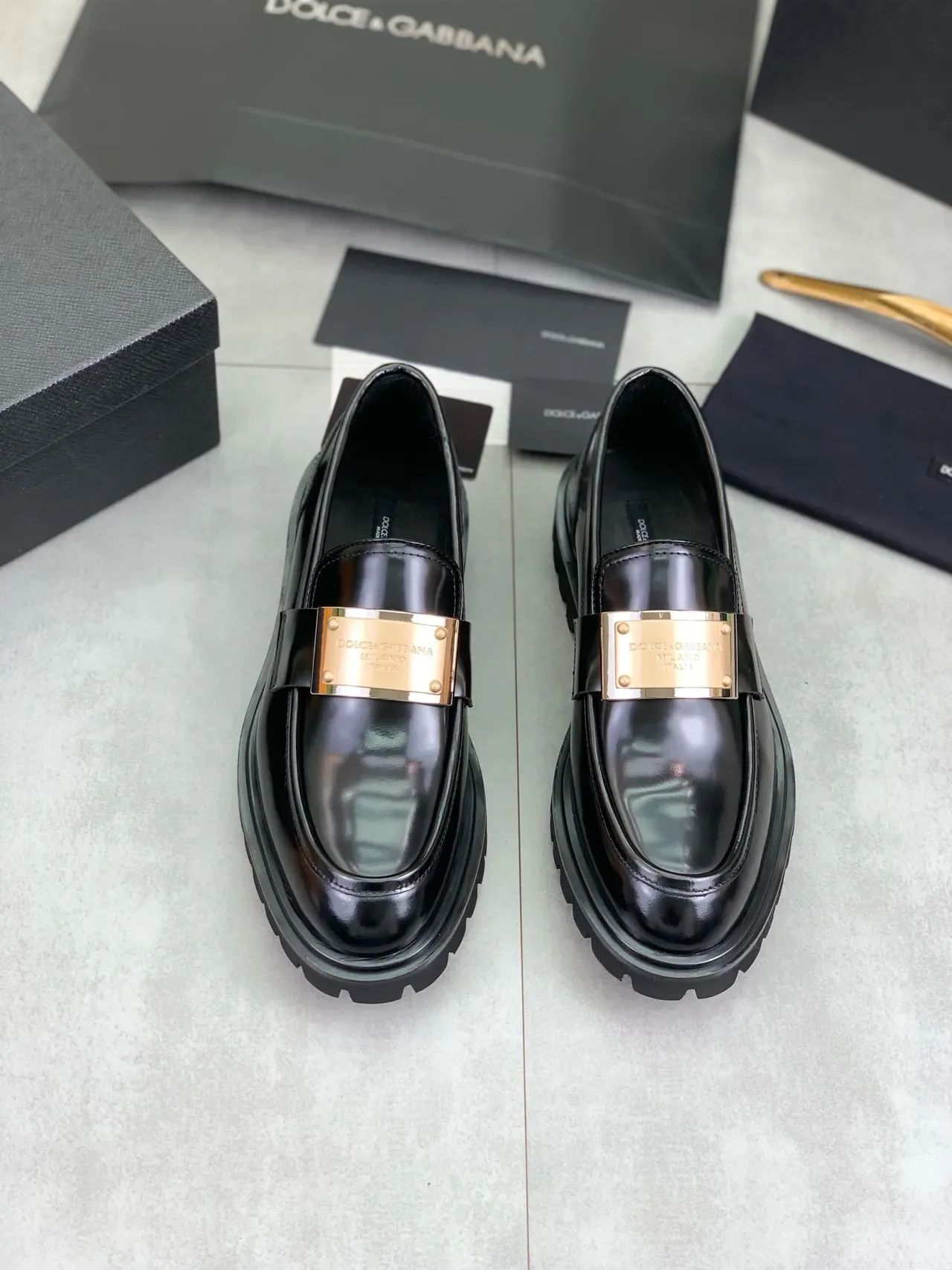Dolce & Gabbana Portofino Preto Dourado Brilhante Couro Patentado Tira de Metal com Placa Loafer 4