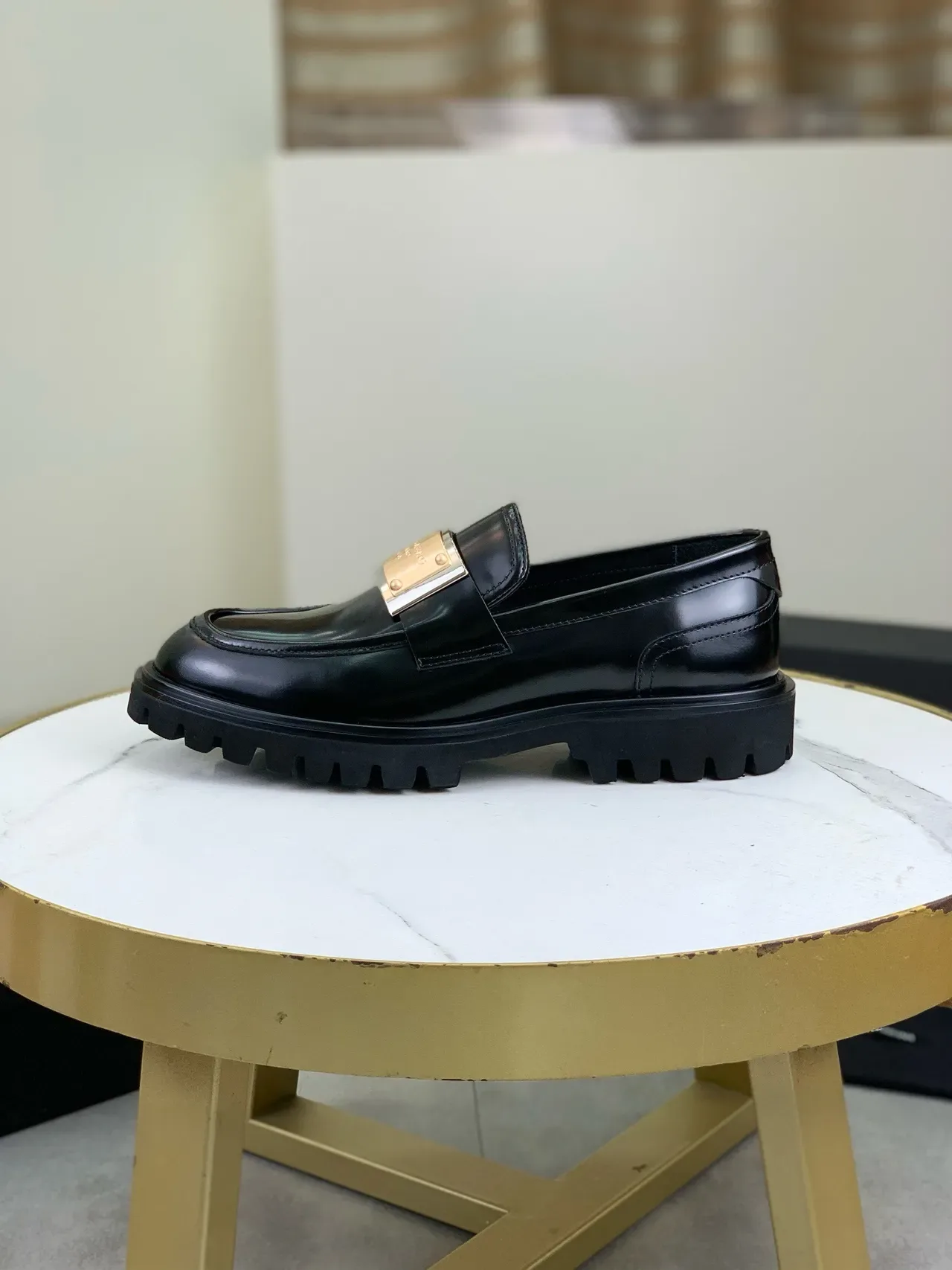 Dolce & Gabbana Portofino Preto Dourado Brilhante Couro Patentado Tira de Metal com Placa Loafer 5
