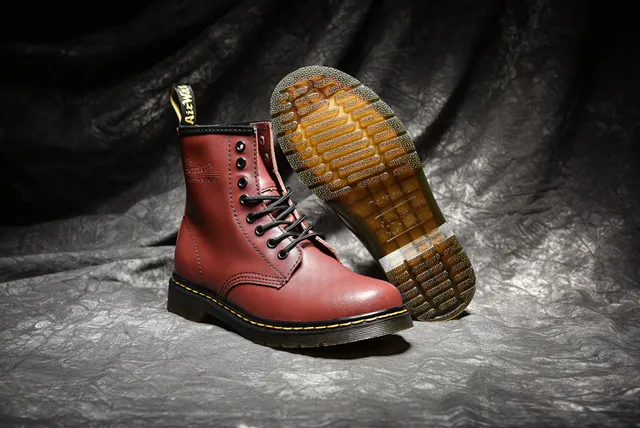 Dr. Martens 1460 黑色光滑皮革马丁靴 23