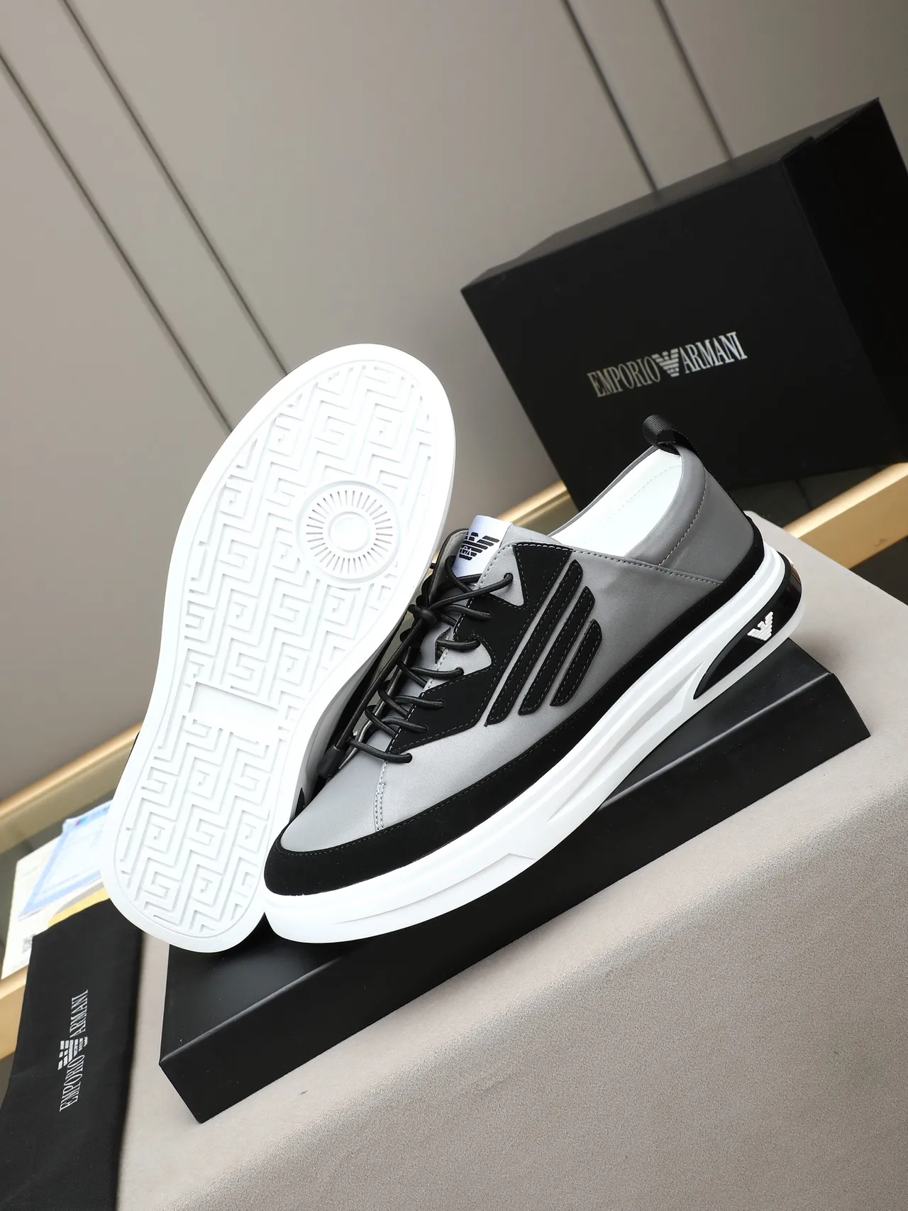 Emporio Armani Zapatos Lifestyle Gris y Negro con Logo de Águila 4