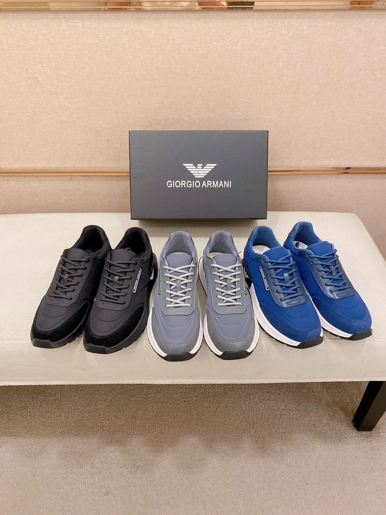 Emporio Armani Sneakers Lifestyle Monochrome en Matériaux Mixtes 2
