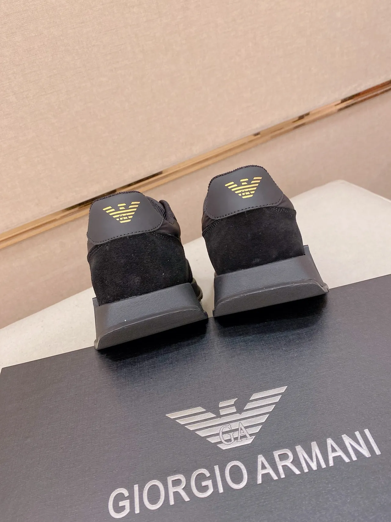 Emporio Armani Sneakers Lifestyle Monochrome en Matériaux Mixtes 3