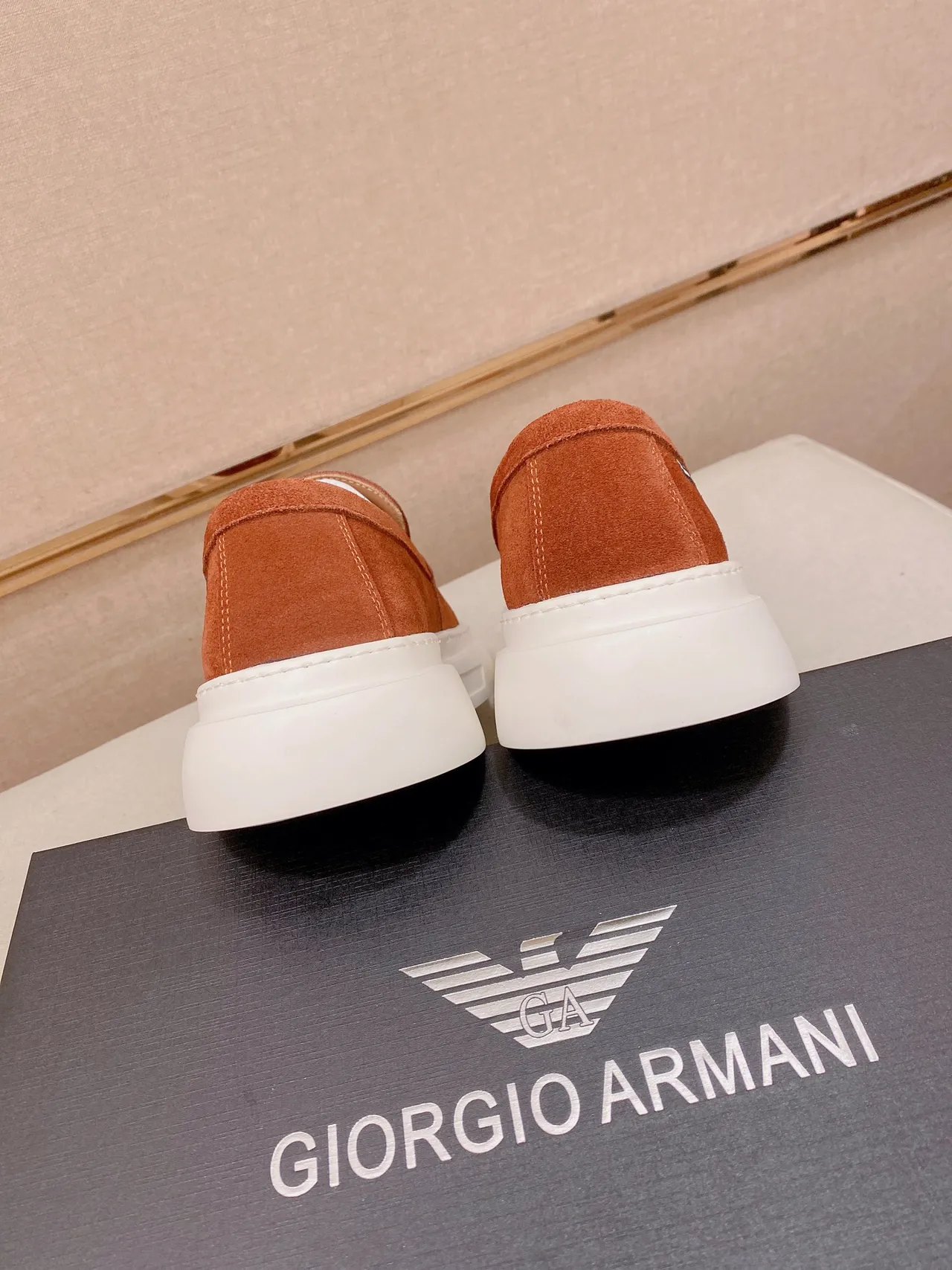 Emporio Armani 橙白麂皮鞋面压印鹰标乐福鞋 3