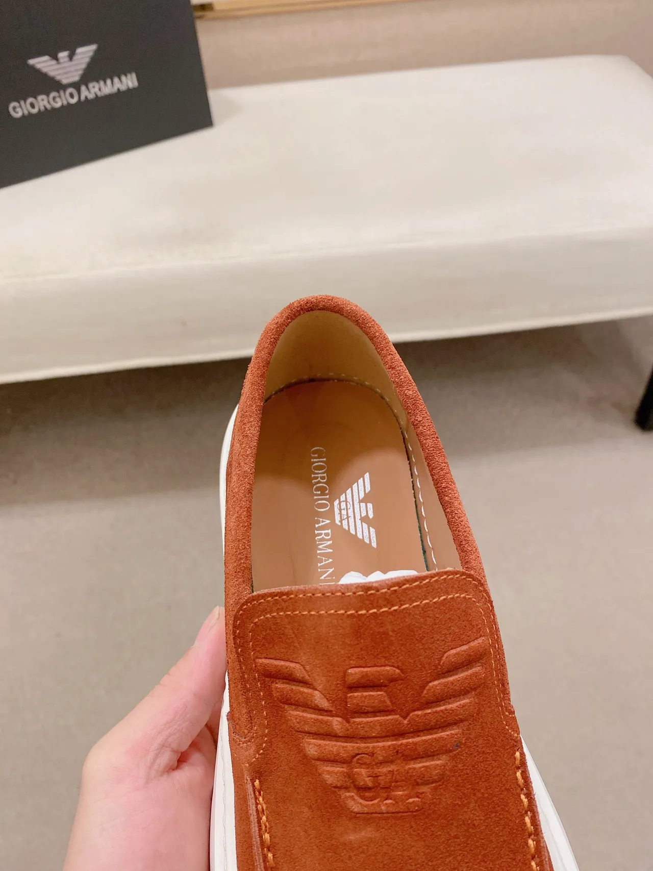 Emporio Armani 橙白麂皮鞋面压印鹰标乐福鞋 4