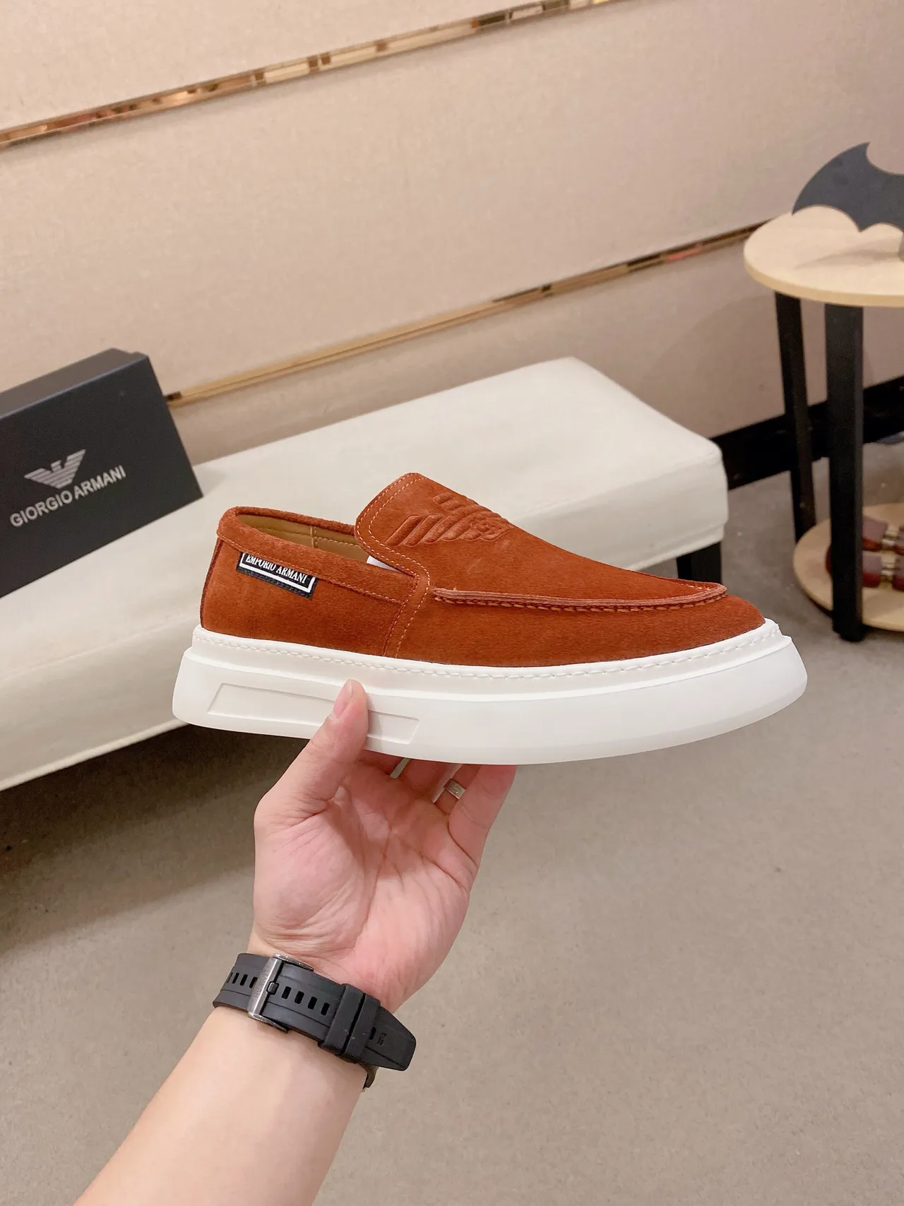 Emporio Armani 橙白麂皮鞋面压印鹰标乐福鞋 5