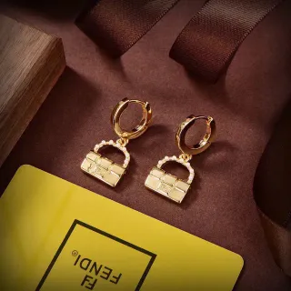Fendi 贝古特灵感珍珠滚边金圈耳