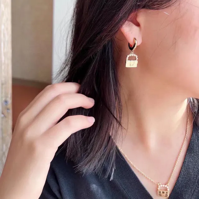 Fendi Boucles d'oreilles créoles en or inspirées de baguette avec perles 6