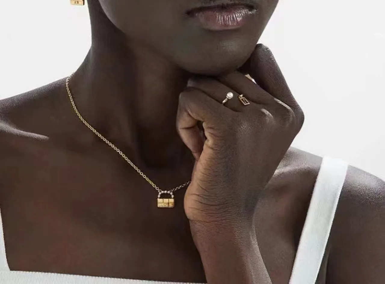 Fendi Boucles d'oreilles créoles en or inspirées de baguette avec perles 8