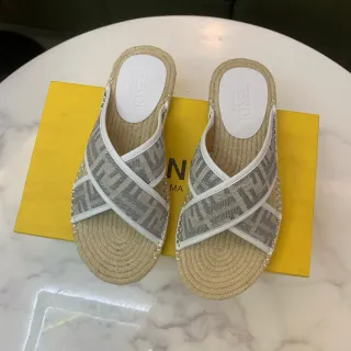 Fendi বেইজি ধূসর ক্রস স্ট্র্যাপ এস্পাড্রিল সোল স্লিপার্স