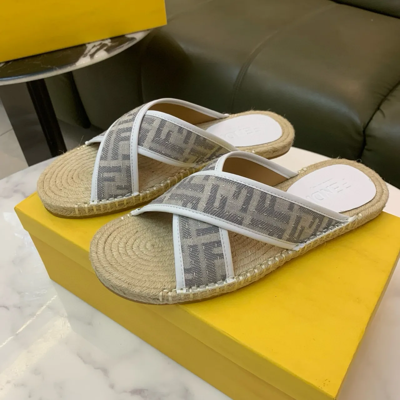 Fendi বেইজি ধূসর ক্রস স্ট্র্যাপ এস্পাড্রিল সোল স্লিপার্স 2
