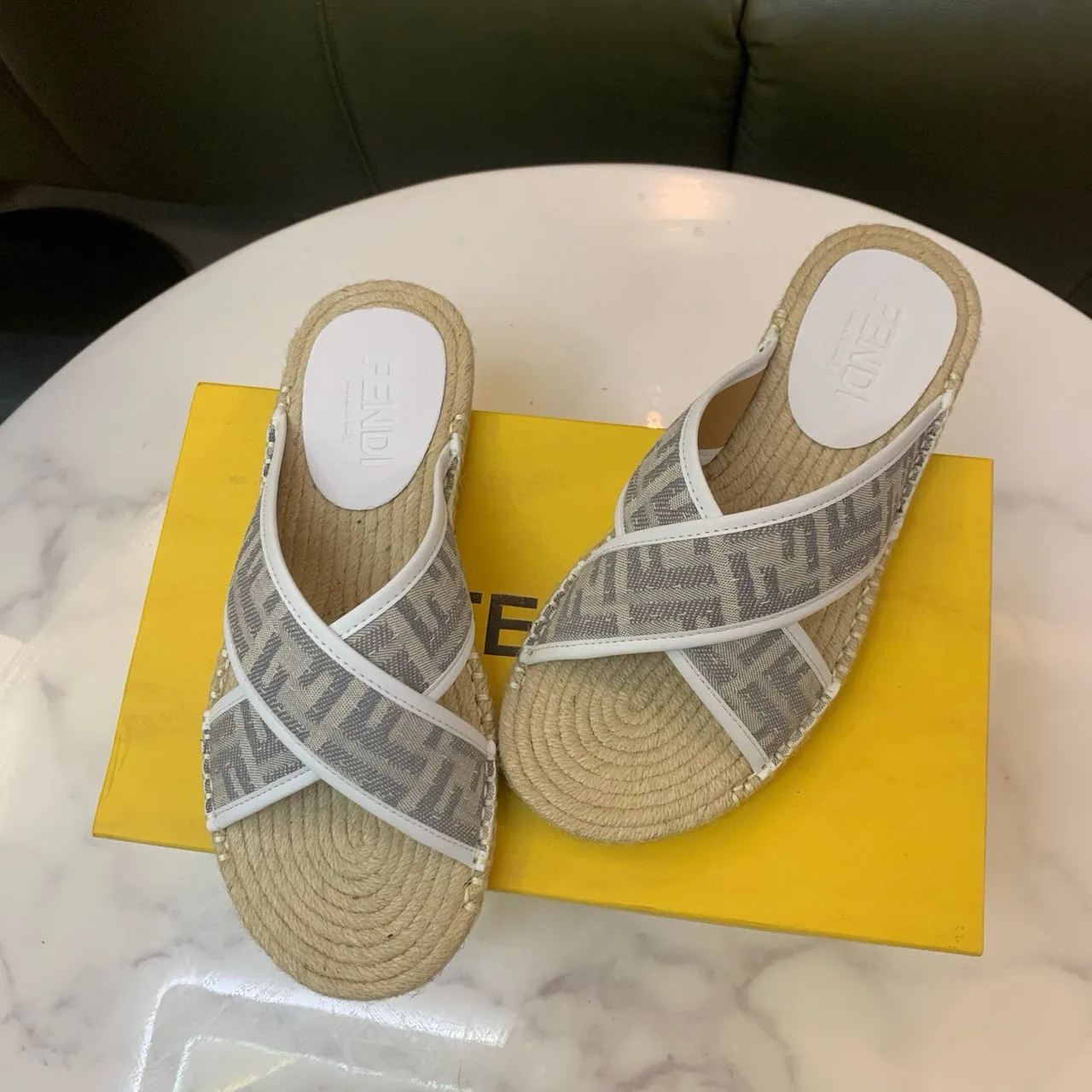 Fendi বেইজি ধূসর ক্রস স্ট্র্যাপ এস্পাড্রিল সোল স্লিপার্স 3