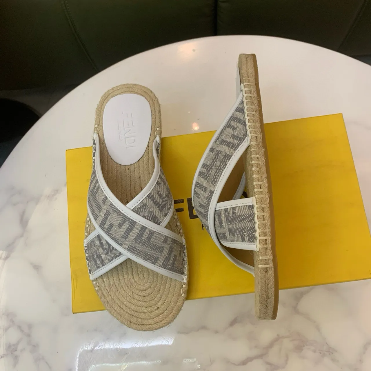 Fendi বেইজি ধূসর ক্রস স্ট্র্যাপ এস্পাড্রিল সোল স্লিপার্স 4
