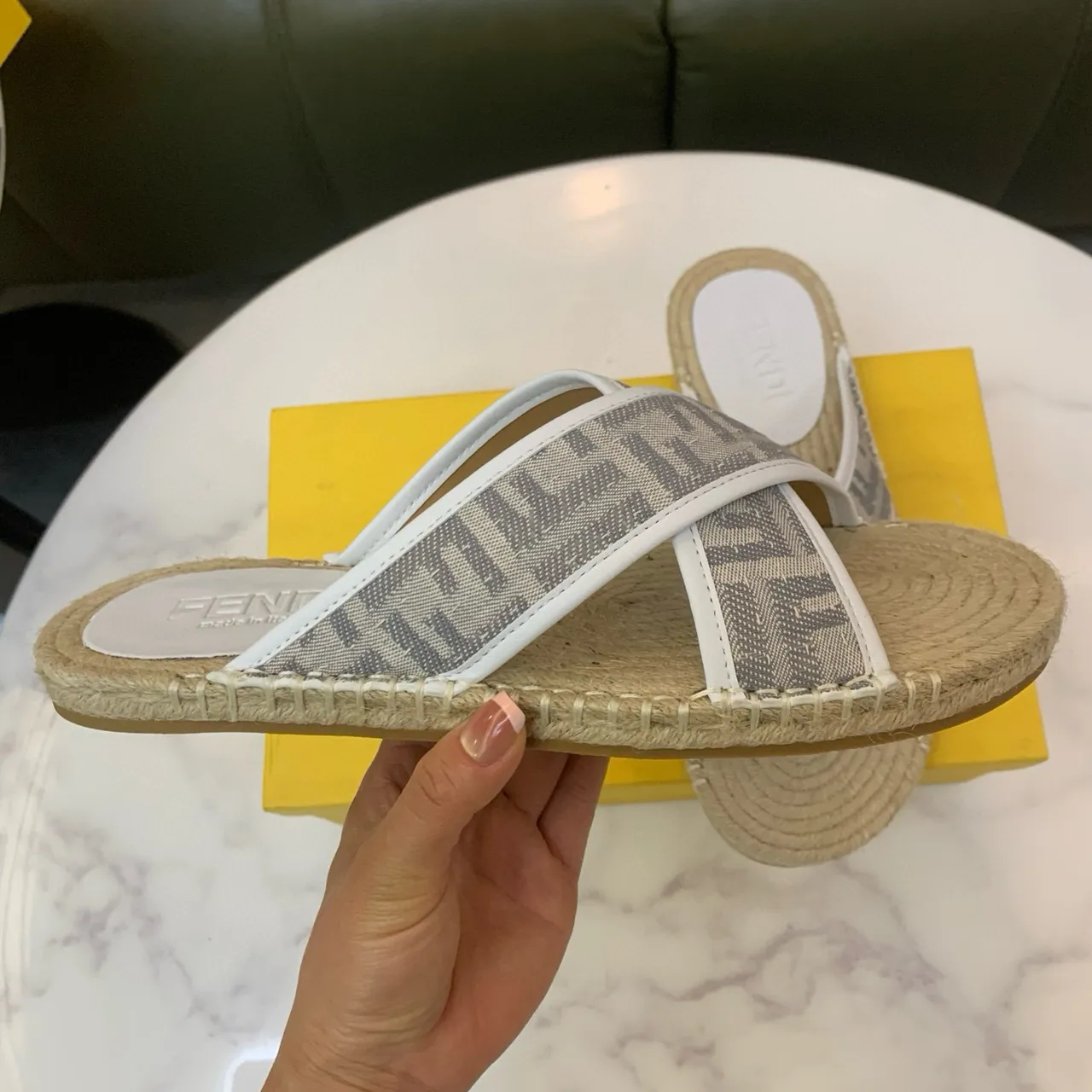 Fendi বেইজি ধূসর ক্রস স্ট্র্যাপ এস্পাড্রিল সোল স্লিপার্স 6