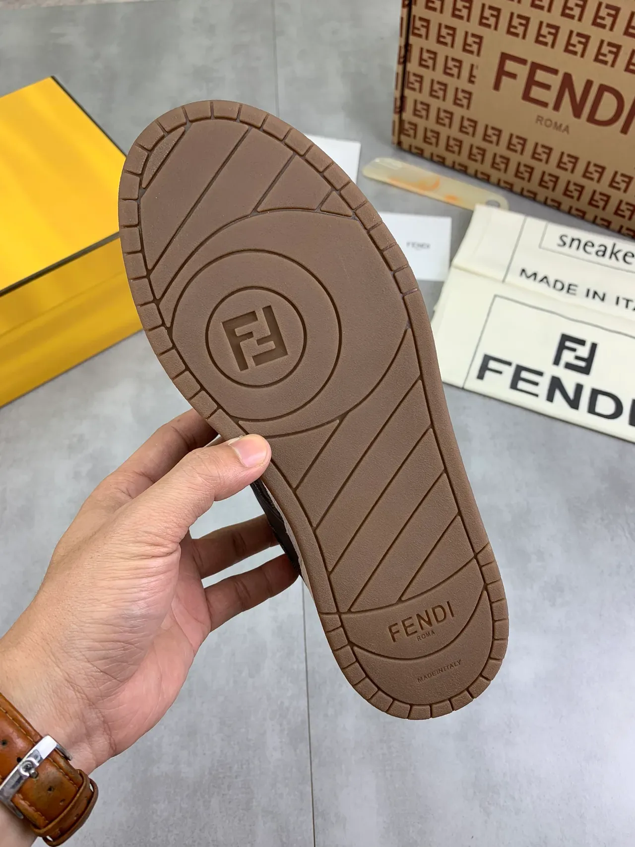 فيندي أسود بيج FF Monogram Print أوفرلاي من السويد لايف ستايل سنايكر 3
