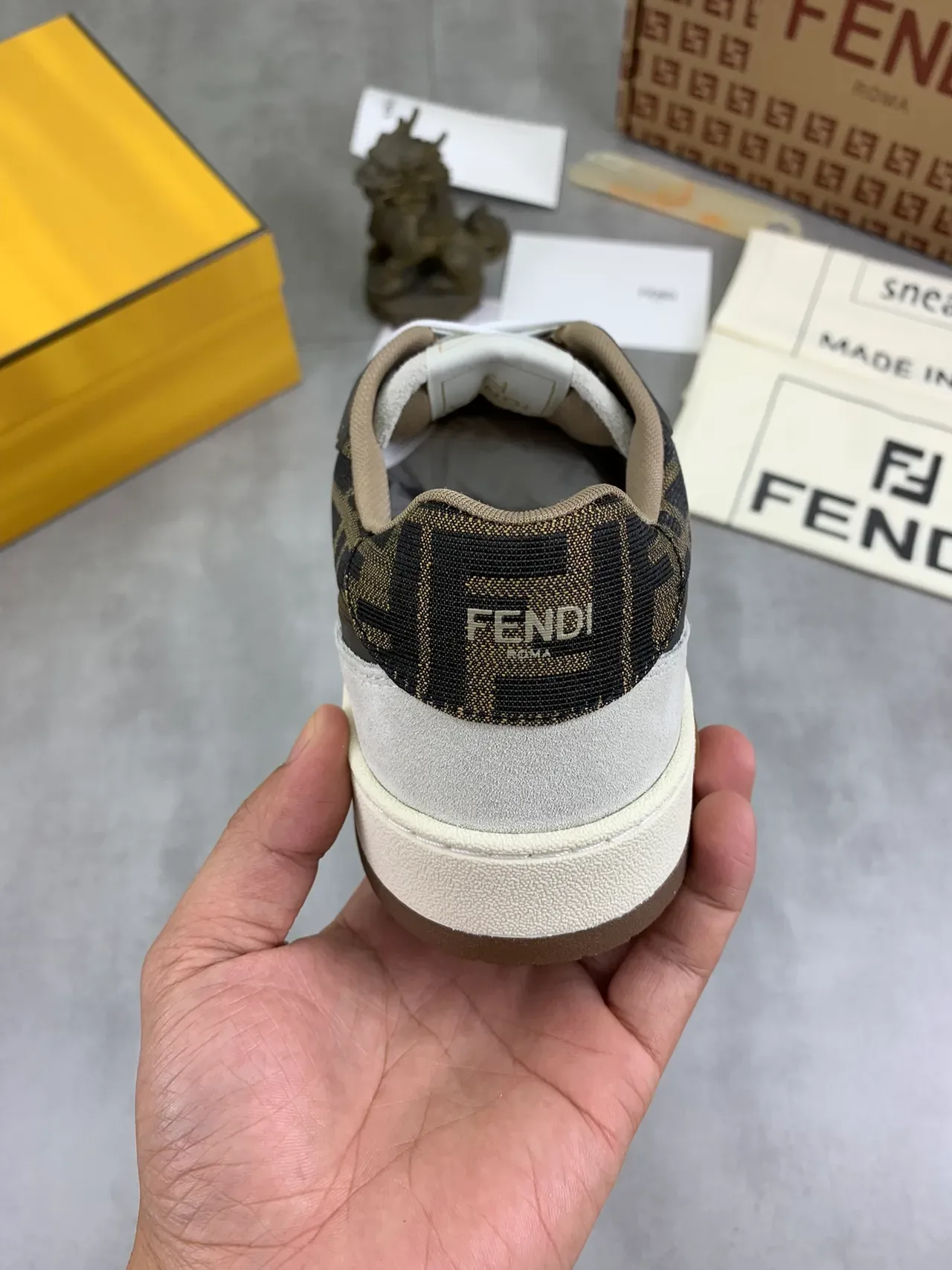 فيندي أسود بيج FF Monogram Print أوفرلاي من السويد لايف ستايل سنايكر 4