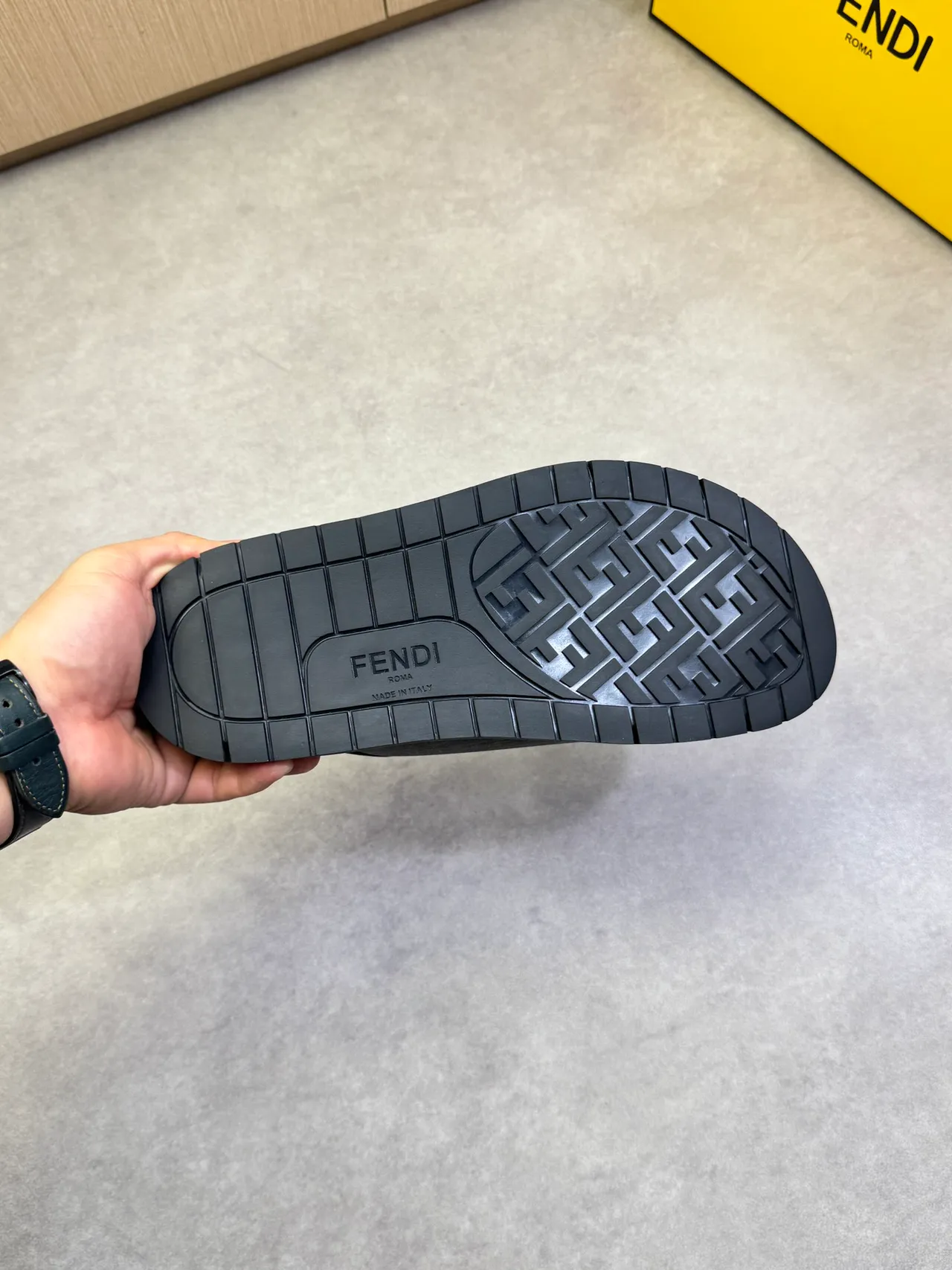 Fendi أسود بني حزام مزدوج شريحة FF المونوجرام شبكة نعال 2