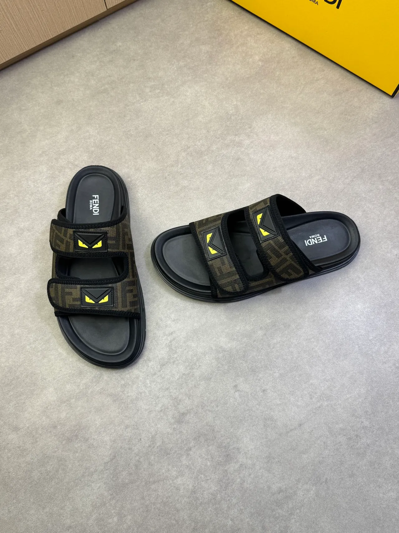 Fendi أسود بني حزام مزدوج شريحة FF المونوجرام شبكة نعال 10