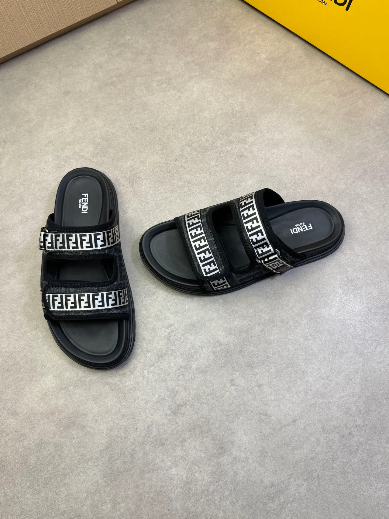 Fendi أسود بني حزام مزدوج شريحة FF المونوجرام شبكة نعال 12
